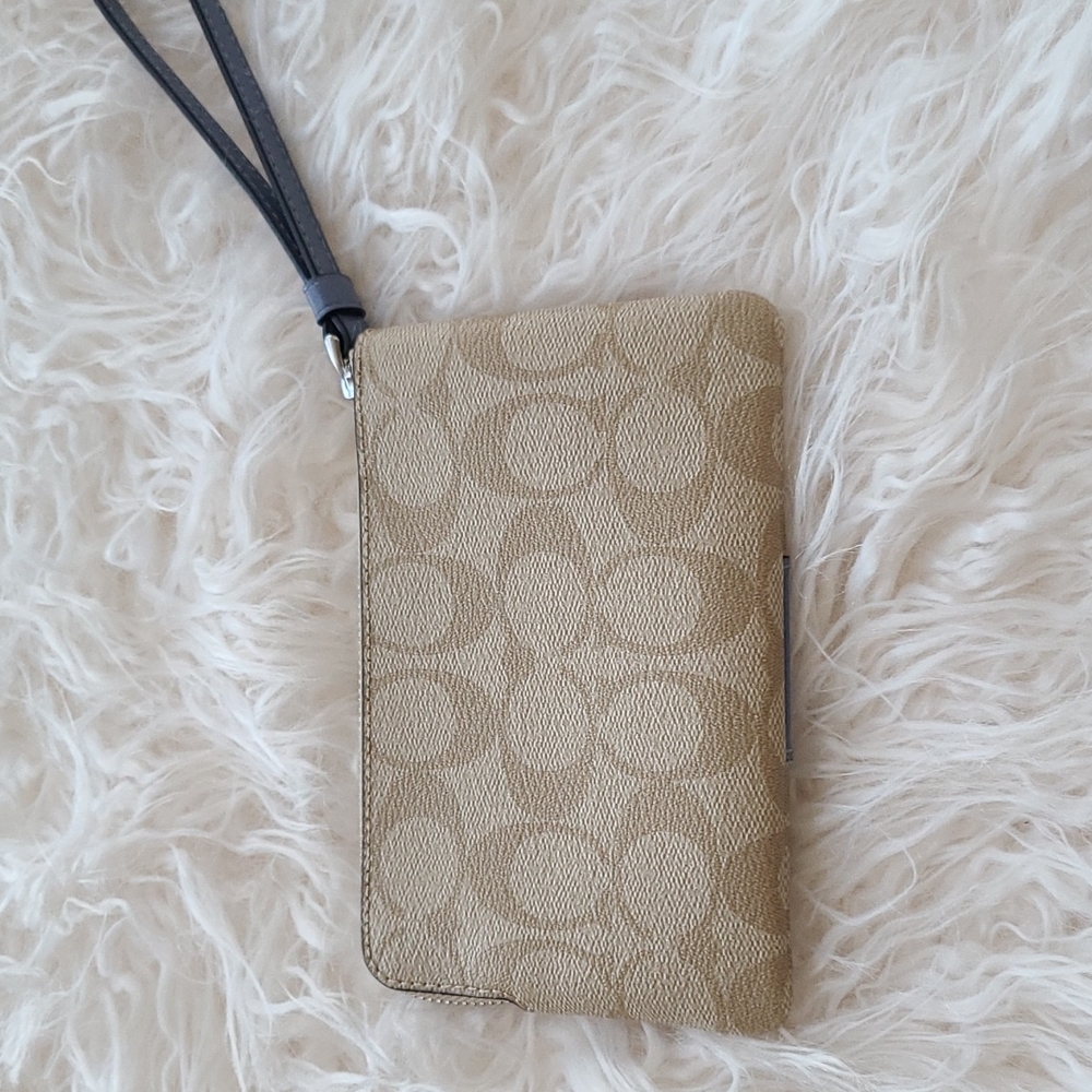 Coach wristlet - Picture 2 of 4